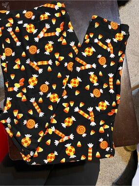 Women’s Terra & Sky Black Halloween Candy Print Leggings - Orange and Yellow